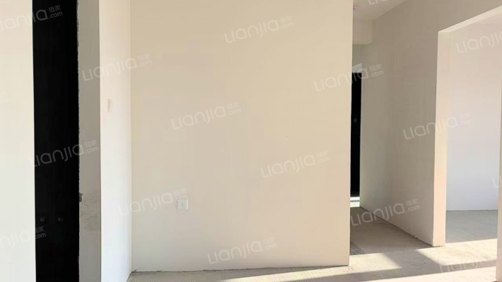 房子属于南北通透三居，双卫毛坯房-餐厅