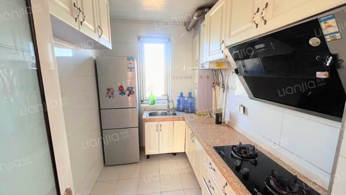 此房是南北通透四居室，中间层，采光视野好，房本满二-厨房