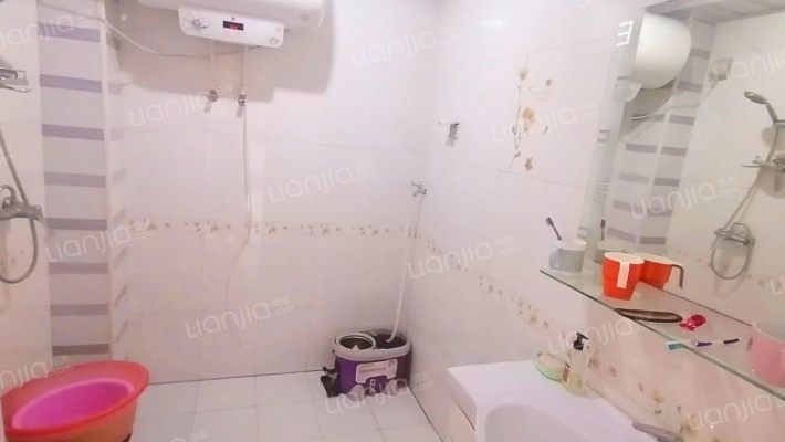 此房有本满五年，房本交易，南北通透格局，-卫生间