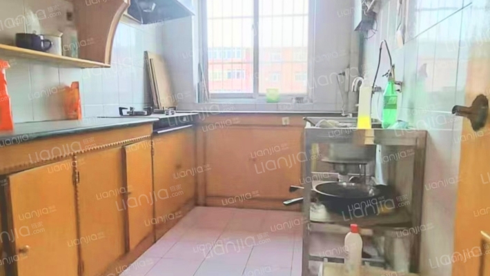 市区40多万三居，房本满五，中间楼层-厨房
