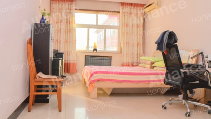 东兴北街光明小区南北通透大三居业主诚意出售-卧室