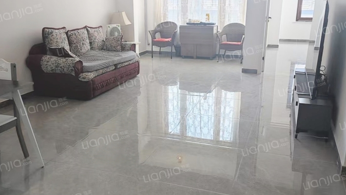 .南北通透四居室 2.精装修 3.采光视野好 4.配套齐全-客厅