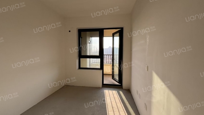 房子属于南北通透三居，双卫毛坯房-卧室A