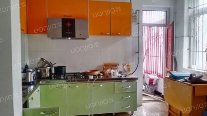 此房满五唯一 毛坯 南北通透 上下三层有前花园 后菜园-厨房