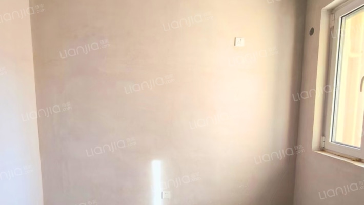 急售三利东朝南两居，毛坯满二，价格可议-卧室B