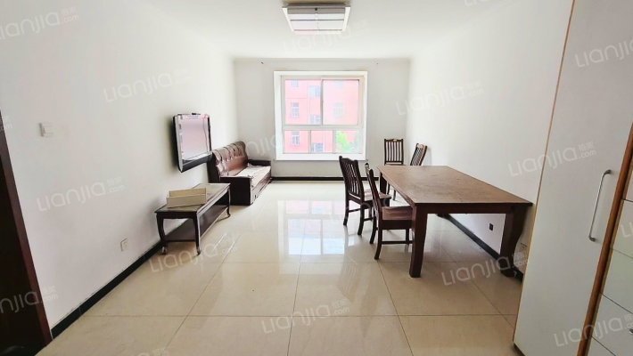 南北通透三居，中间楼层，房本满五，税费低。-客厅