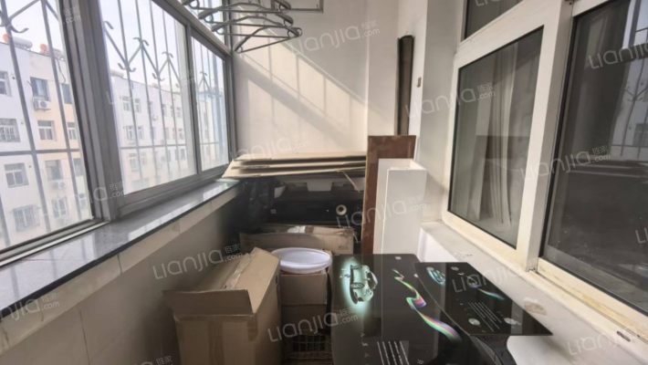 物探局小区  集中供暖  交通方便-阳台