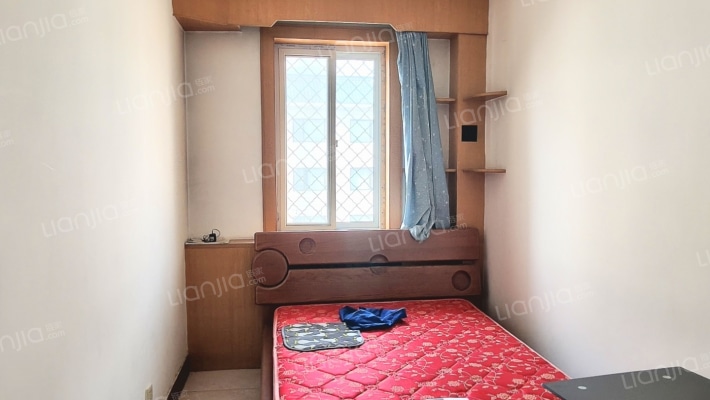 此房为，南北通透采光充足。集中供暖，停车位充足。-卧室A