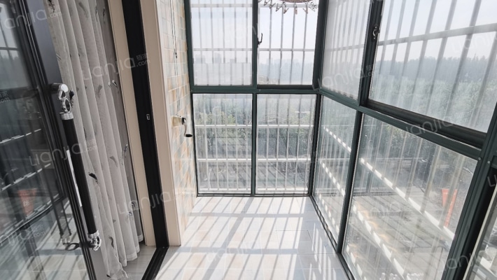 瑞隆城，精装电梯房三居室，东边户，采光好，户型通透-阳台