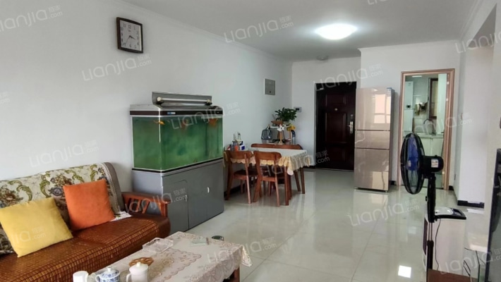 在公园里的房子，环境优美，交通便利，梦幻的感觉！-客厅