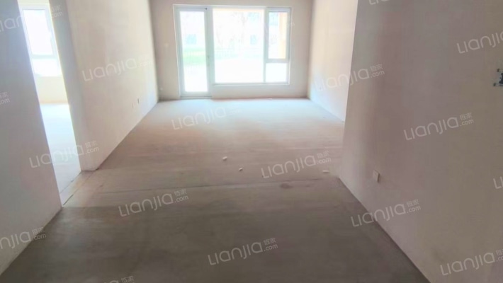 一楼带小院，东边户采光视野好，南北通透-客厅