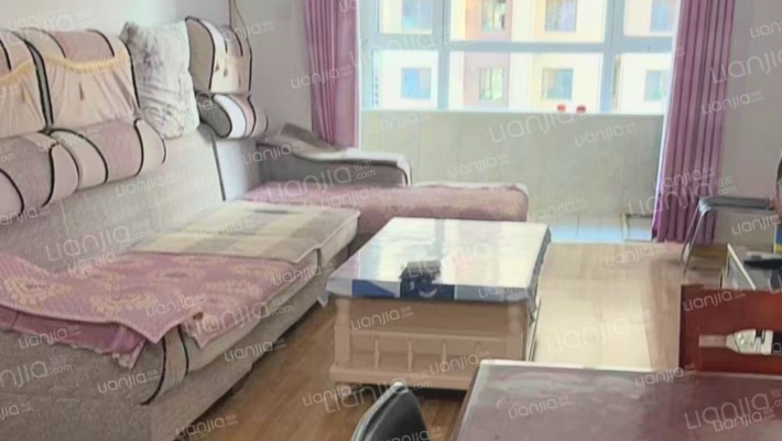 户型方正，电梯房中楼层， 小区环境优美 交通便利-客厅