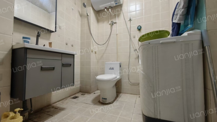 名流五期集中供暖一层，出门德信公园-卫生间