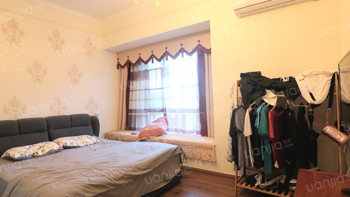 改善型5居室出售，小区环境好，户型方正-卧室E