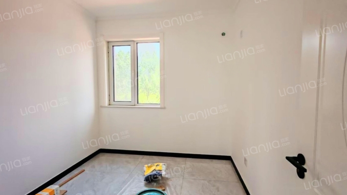 精装未住三居室 南北通透  采光好  全天无遮挡-卧室C