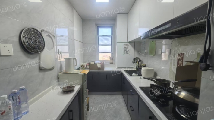 北京界南北通透三居室，户型好精装修，门口838车站。-厨房