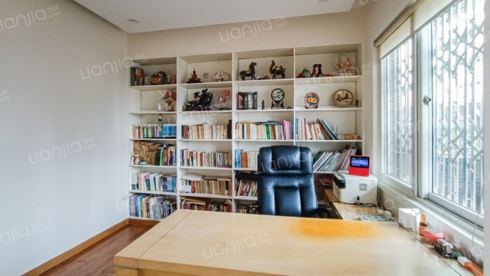 顶跃户型 标准五居室 装修保持良好-书房