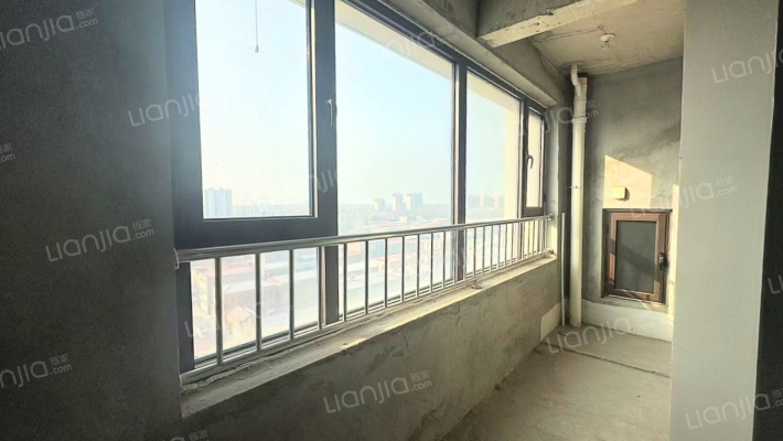 小区位于润禾街，交通便 利。 房本满二，可贷款-餐厅