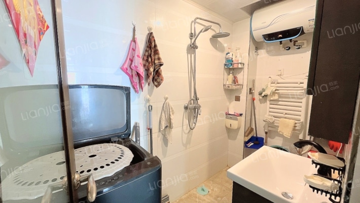 汇元新天地，70年大产权，正规三居室，采光好-卫生间