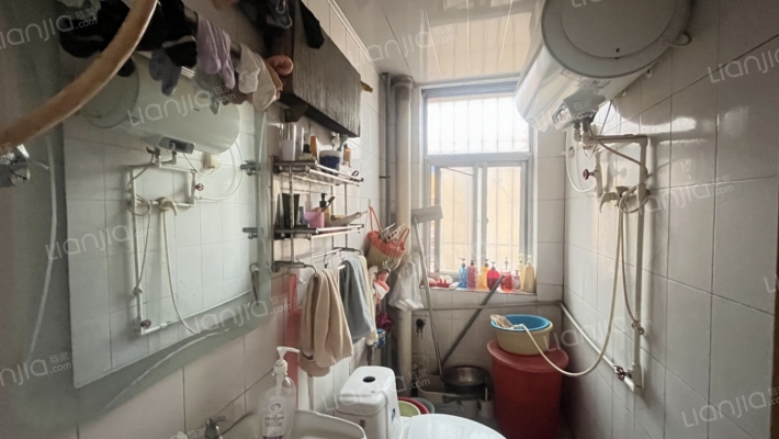 县府小区 三居 有小房 有固定车位-卫生间