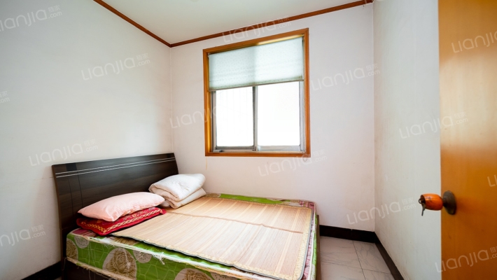 此房三室两厅 户型方正 小区环境干净舒适-卧室A