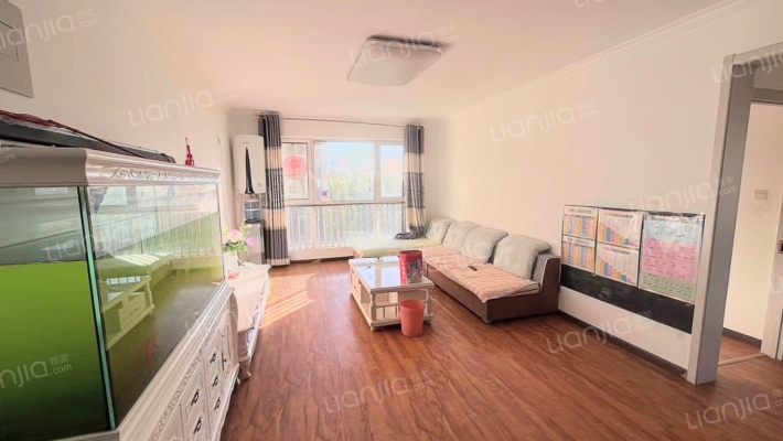 此房是南北通透四居室，中间层，采光视野好，房本满二-客厅