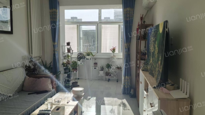 精装修小两居，业主23年新装修的，拎包入住。-客厅