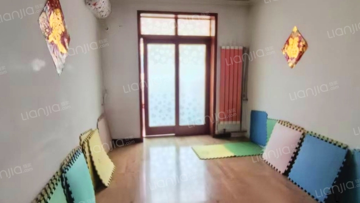 此房南北通透户型，采光好，社区停车方便-卧室B