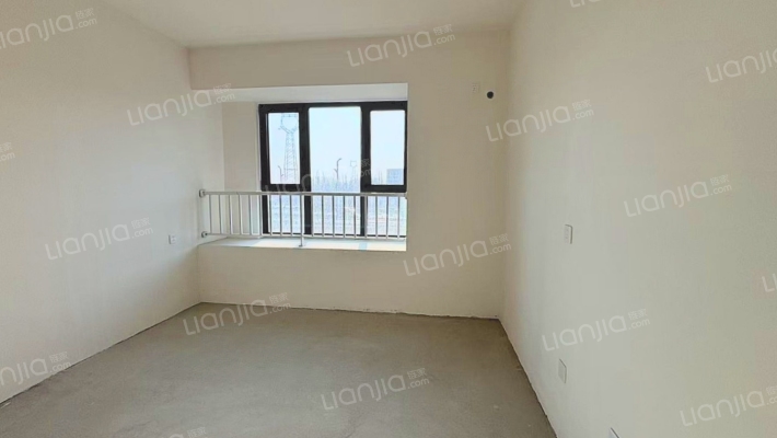 房子属于南北通透三居，双卫毛坯房-卧室B