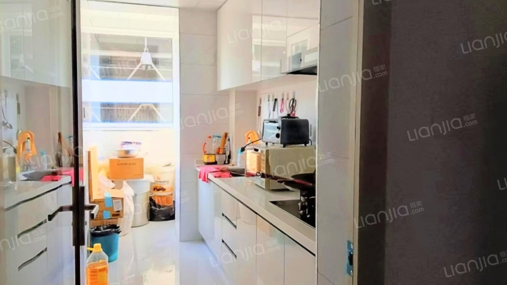 此房，同小区同样大小的房子，这个是很  低的了-厨房