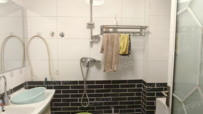 精装修房屋，配套齐全，交通方便，适合通勤-卫生间