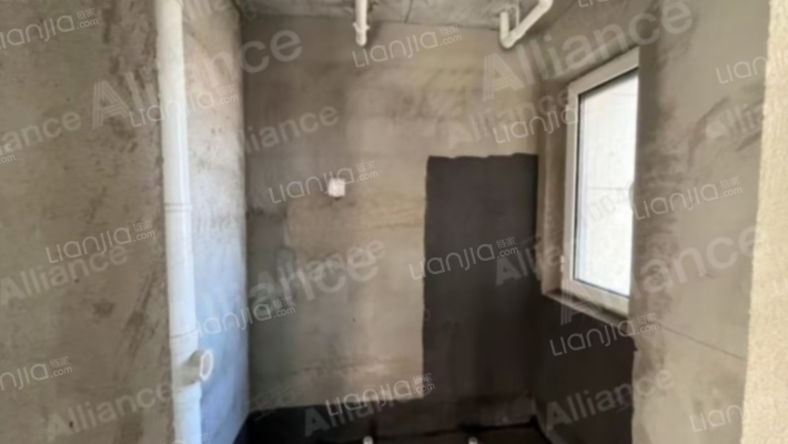 三利中和城南向两居，毛坯随意装修，业主诚心出售-卫生间