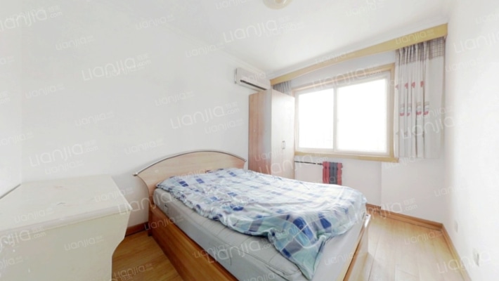 出门东兴街，近双语，公摊小，中间楼层，满五唯一-卧室B