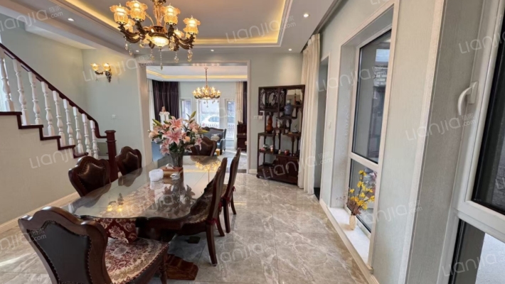 此房精装修房本无抵押 满五年唯一 地上三层 南向入户-餐厅