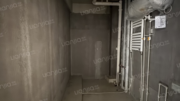 房子属于别墅，上下两层，毛坯随意装修-卫生间A