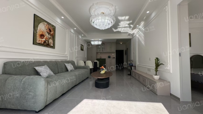 急售，精装未住。户型方正采光视野佳-客厅