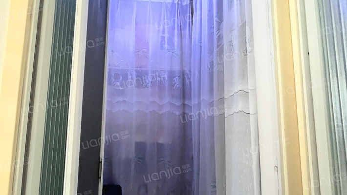 房子集中供暖 复试一跃二适宜各年龄段人群采光户型好-衣帽间