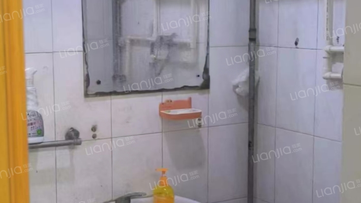 此房位置好，出门就是公园，买菜，购物，都很方便。-卫生间