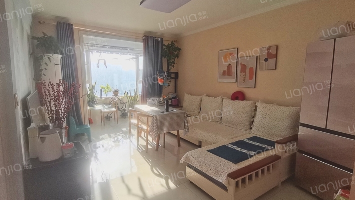 交通便利繁华，房子干净采光好。-客厅