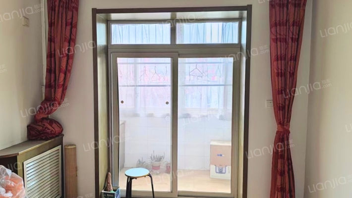 二康旁边，中间三层，生活方便，满五税费低-卧室A