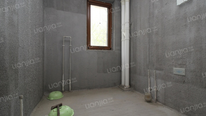 高铁新干线 4室1厅 南 北-卫生间B