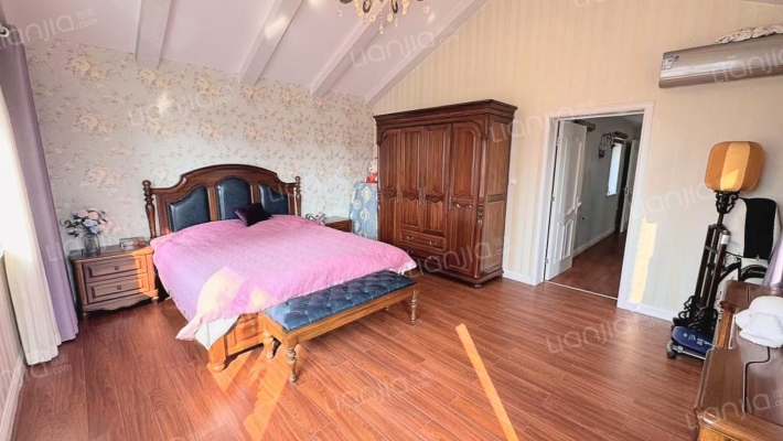 此房精装修房本无抵押 满五年唯一 地上三层 南向入户-卧室E