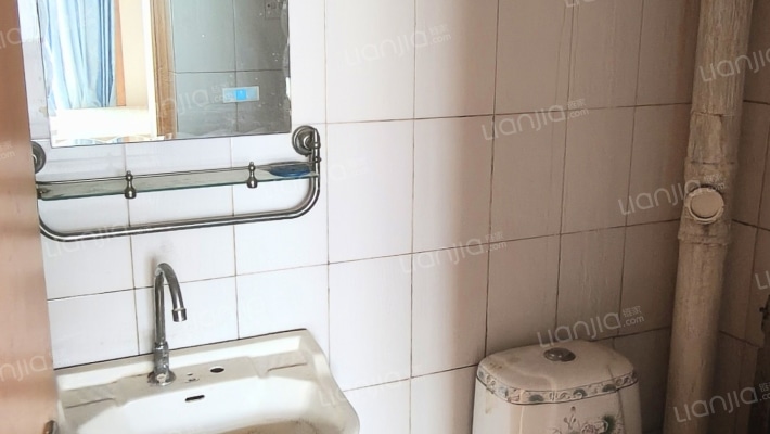 此房为，南北通透采光充足。集中供暖，停车位充足。-卫生间B