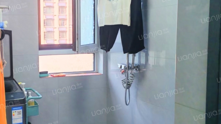 精装修三居室  位置好   好楼层 全天采光 价格合适-卫生间B