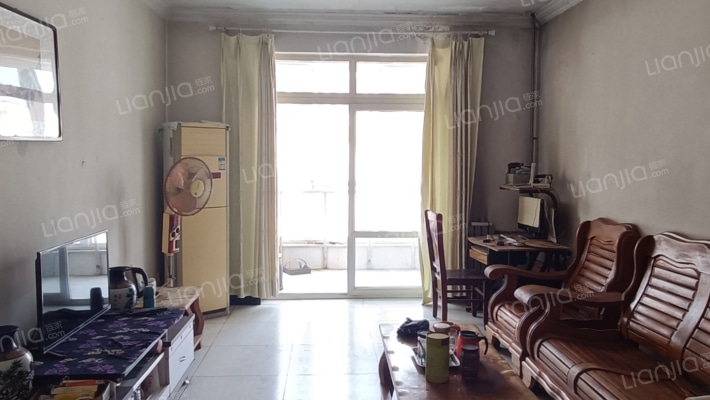 板楼，公摊小，南北通透两居，无遮挡，采光很好-客厅