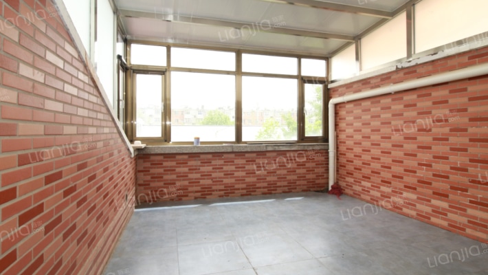 军欣别墅 带花园  满二精装修  停车方便-阳光房