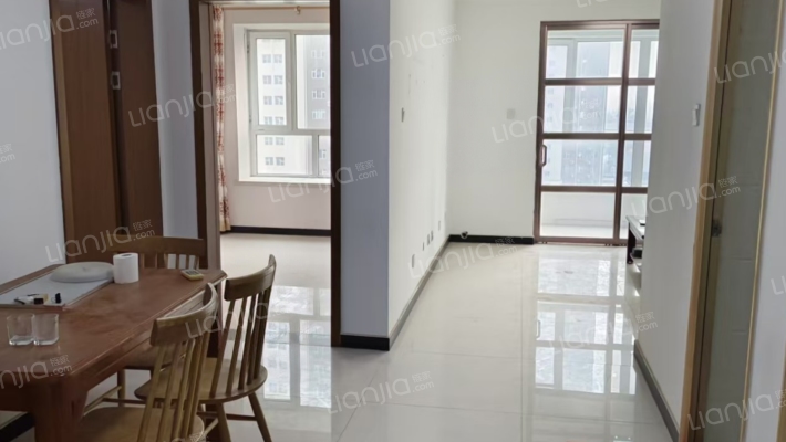 小区清静在楼上就能看到大石桥批发市场，有838车站-餐厅