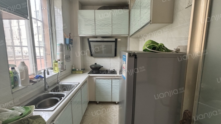 业主急售 房子精装修，挨着德信公园 公摊面积小-厨房