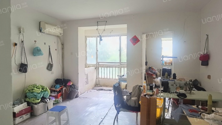 水岸花城，大社区，集体供暖，出行方便。-客厅