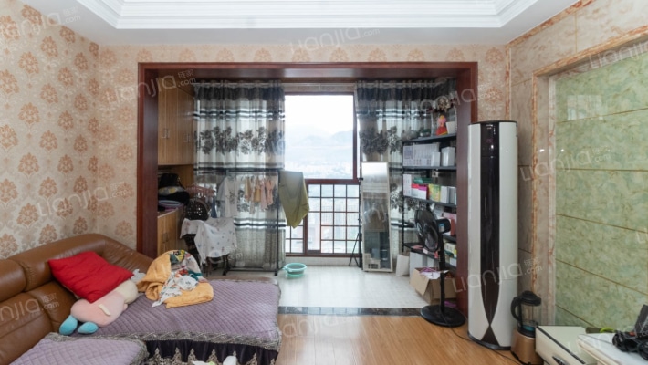 万达附 近龙江云州精装三室。家具家电齐全，诚心出售-客厅